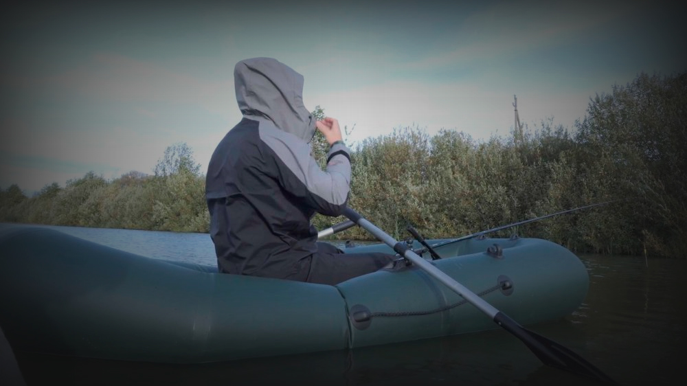 Почему стоит выбрать для рыбалки демисезонный костюм с капюшоном?
